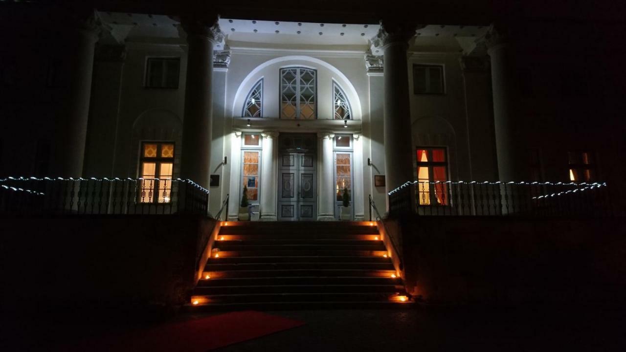 Saku Mois & Saku Manor Hotel Exterior photo